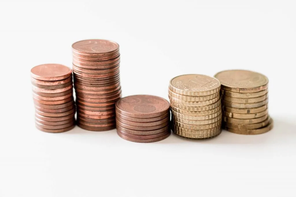 Montones de monedas de euro de distinta altura