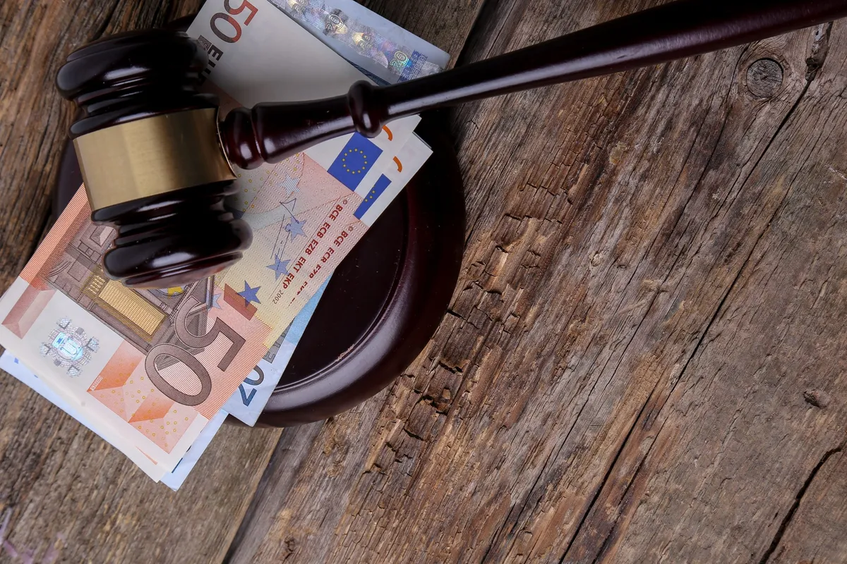 Mazo de juez sobre billetes de cincuenta euros