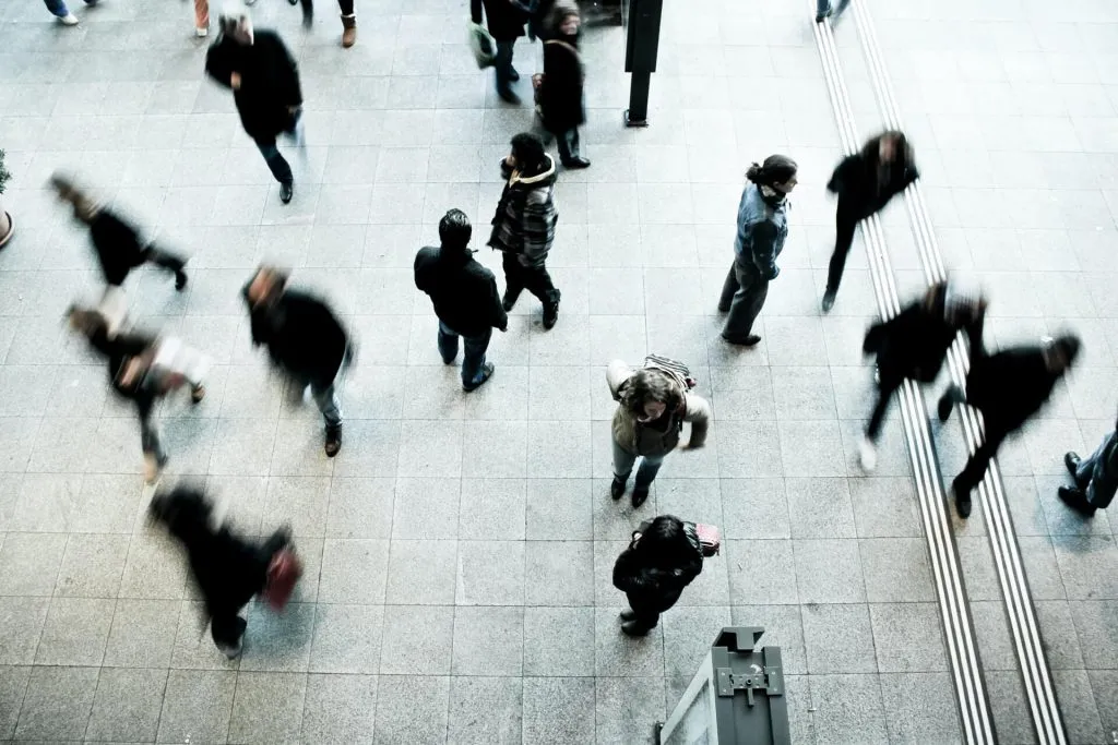 Vista cenital de personas cruzando un vestibulo